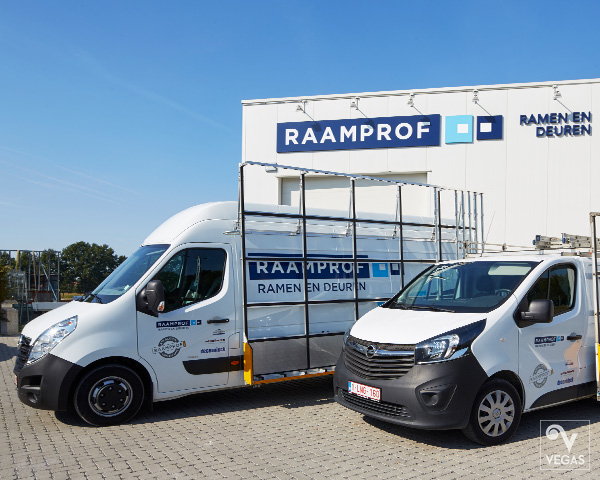 Bestelwagens van Raamprof voor hun bedrijf.